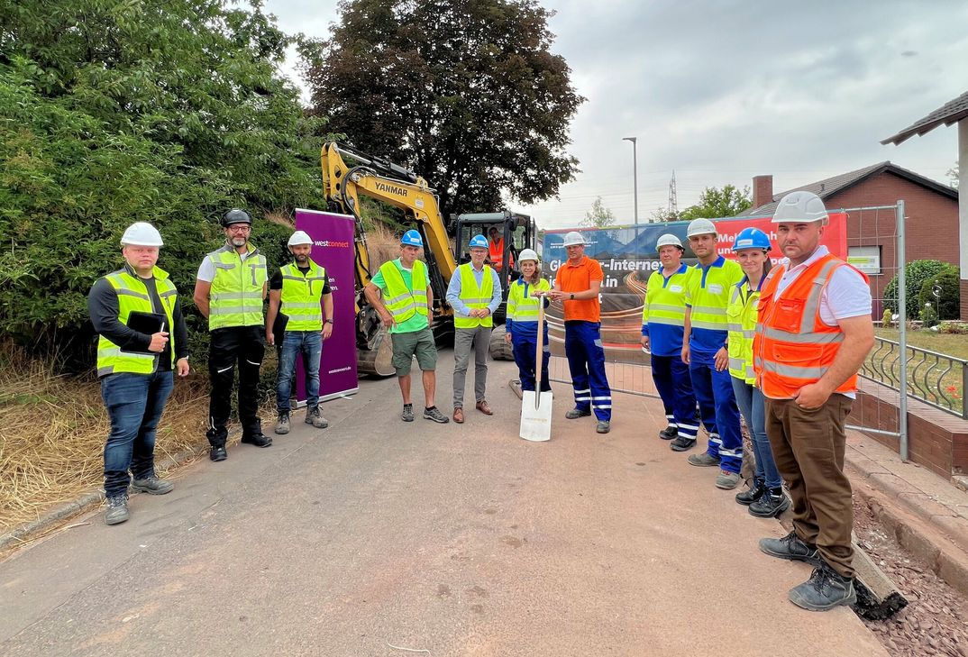 Melanie Dindorf, Sven Bender, Markus Heilemann (alle Westconnect), Laura Jochum (Eon), VG-Bürgermeister Markus Lüttger, Ortsbürgermeister Reinhold Bott und Vertreter der bauausführenden Firma Araz und des Ingenieurbüro Berres läuten den Glasfaser-Ausbau in Roxheim ein.