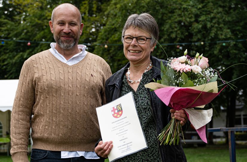 Seit vielen Jahren das Gesicht des Kinderturnens im TSV: Kornelia Gellert nahm die Auszeichnung im Rahmen des Weinmarkts vom Ersten Beigeordneten Dirk Hartig entgegen.