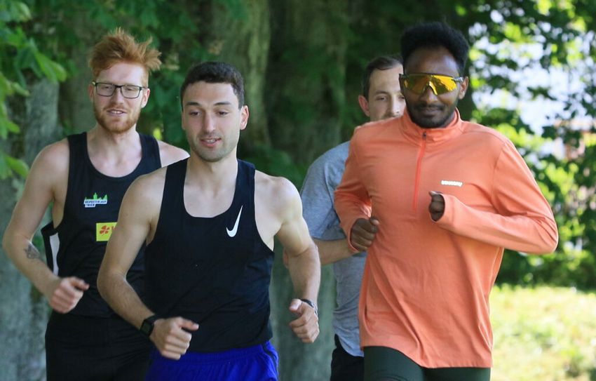 Yannik Erz (vorne) im Moselstadion mit den Silvesterläufern André Ramisch und Samuel Fitwi, dahinter halb verdeckt Trainer Duppich.