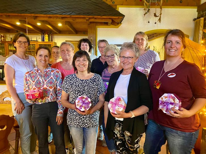 Vorsitzende Stephanie Anheier (links) ehrt Mitglieder für langjährige Mitgliedschaft im Möhnenverein