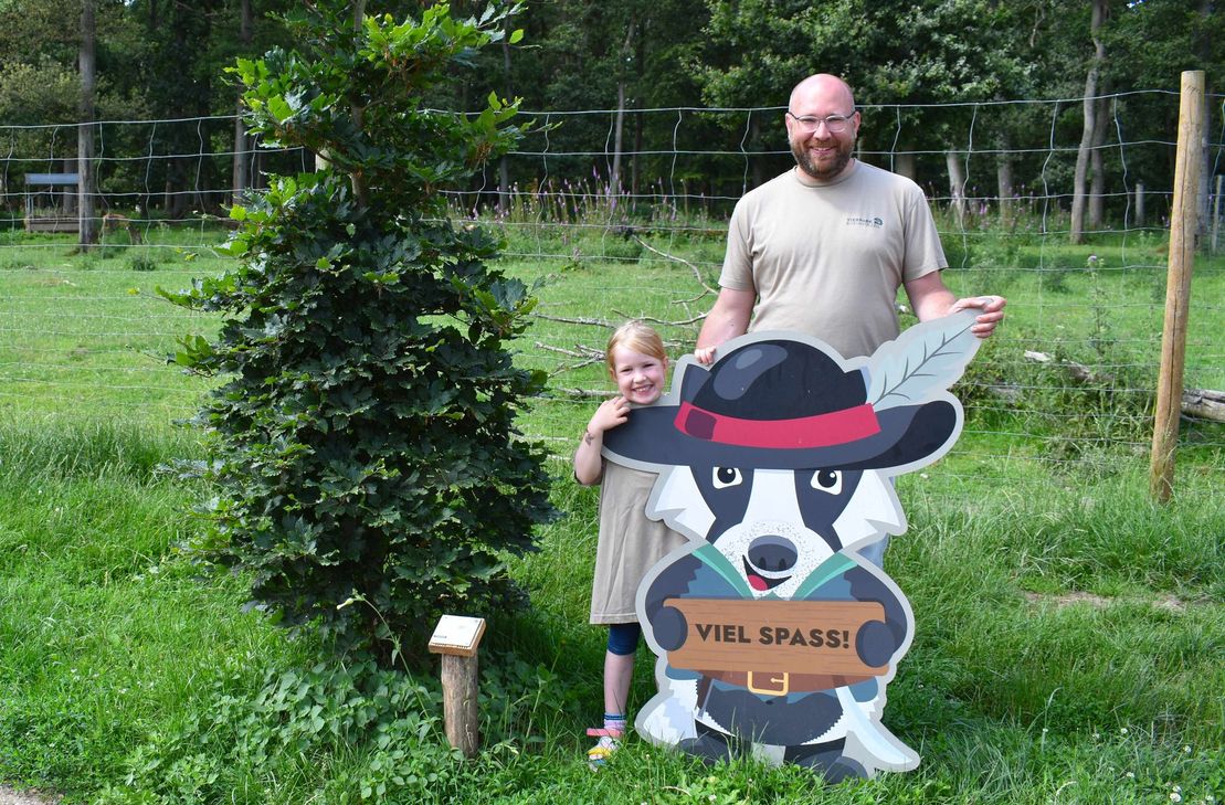 Neben der Fauna hat man hier auch die Flora im Blick: Park-Chef Kristof und Leonie zeigen uns einen "Patenbaum" (Rotbuche).