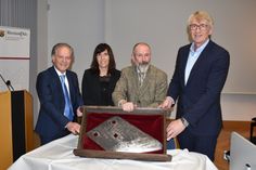 Von links: Dr. Andreas Nikolay, Kistina Müller-Bongard, Stephano Borrero Wolff und Uwe Lederer präsentieren die historische Fallbeilschneide.