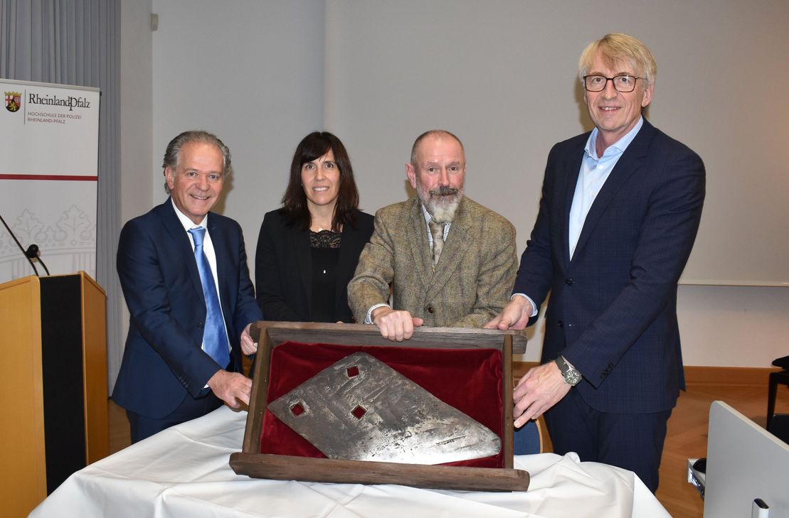 Von links: Dr. Andreas Nikolay, Kistina Müller-Bongard, Stephano Borrero Wolff und Uwe Lederer präsentieren die historische Fallbeilschneide.