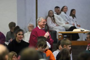 Generalvikar Ulrich von Plettenberg inmitten der Kirchenbesucher.