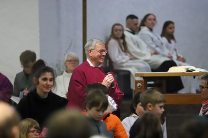 Generalvikar Ulrich von Plettenberg inmitten der Kirchenbesucher.