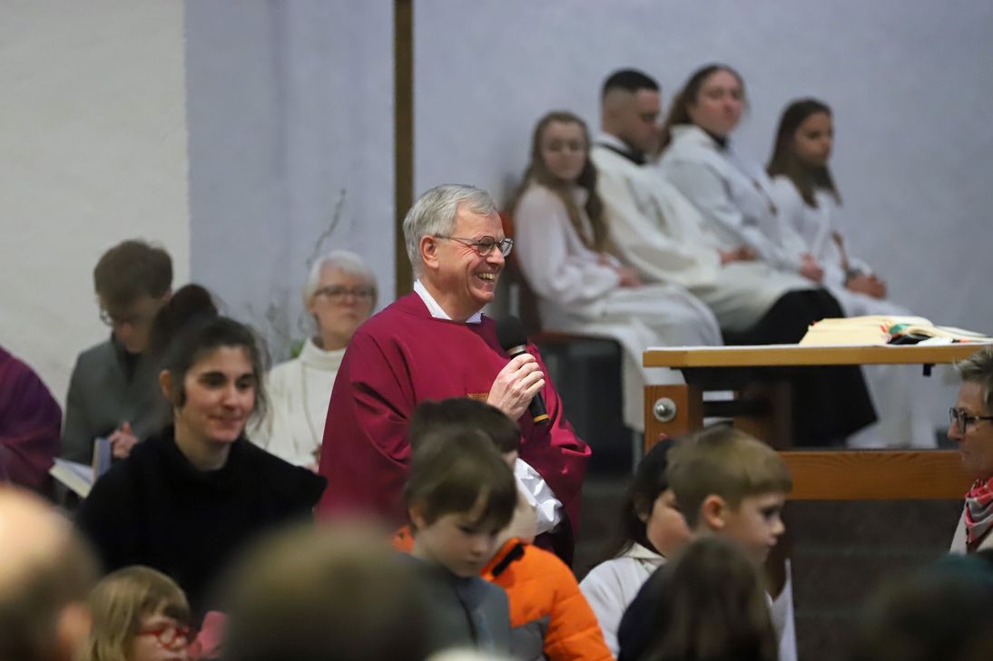 Generalvikar Ulrich von Plettenberg inmitten der Kirchenbesucher.