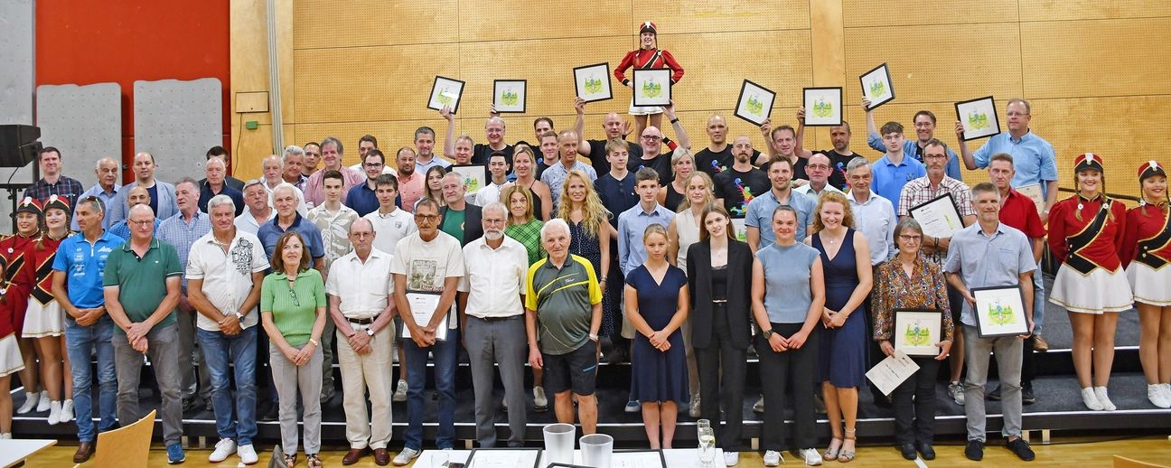 Insgesamt zeichneten Sportdezernentin Elvira Garbes und Marco Marzi, Vorsitzender des Stadtsportverbands, 61 Spitzensportlerinnen und -sportler in der Arena für ihre Erfolge aus. Zudem ehrten sie neun Altsportler für ihr jahrzehntelanges ehrenamtliches Engagement in ihren Vereinen