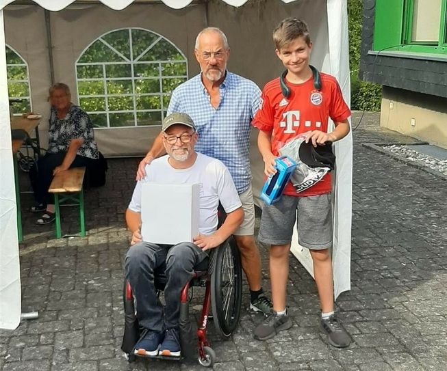 Josef Ant (Mitte) mit Jörg und Jonas Holzem (r.) bei der fünften Auflage des Spendenlaufs 2022.