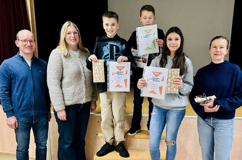 Die Preisträger:innen und Jurymitglieder beim jährlichen Vorlesewettbewerb an der Astrid-Lindgren-Schule.