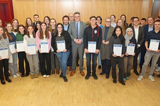 Umrahmt von Oberbürgermeisterin Sybille Keupen und Städteregionsrat Dr. Tim Grüttemeier wurden die Stipendien an 25 junge Ehrenamtler vergeben.