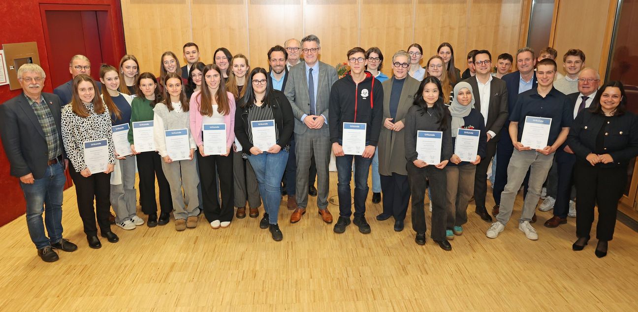 Umrahmt von Oberbürgermeisterin Sybille Keupen und Städteregionsrat Dr. Tim Grüttemeier wurden die Stipendien an 25 junge Ehrenamtler vergeben.