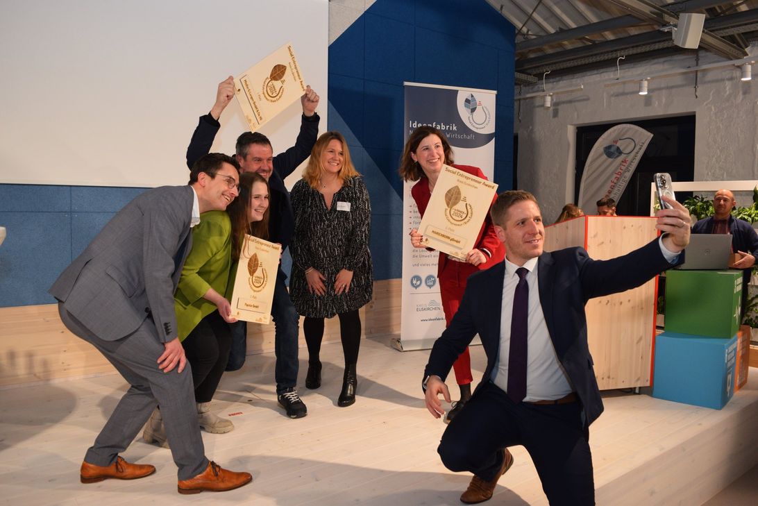 Landrat Markus Ramers beim Selfie mit den Gewinnern.