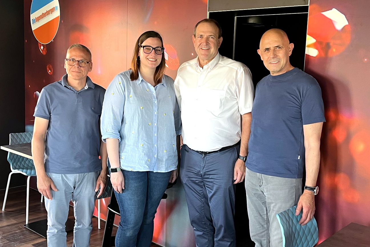 Auch im Restaurant ist das Edelsteinthema allgegenwärtig. Marco Böhm, Hannah Ihli, OB Frank Frühauf und Jacob Geditz (v. l.) freuen sich schon auf den Neustart der Edelsteinland-Jugendherberge