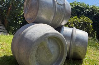 Teamgeist und Geschick sind beim Bierfassrollen gefragt.