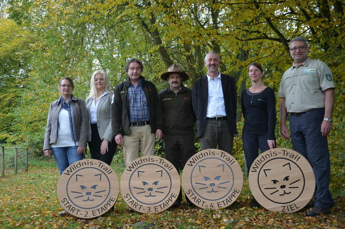 Die Initiatoren des »Wildnis-Trail« feiern dessen zehnten Geburtstag. An allen Start- und Endpunkten der viertägigen Durchquerung des Nationalparks Eifel sind jetzt deutlich markiert.Foto: T. Förster