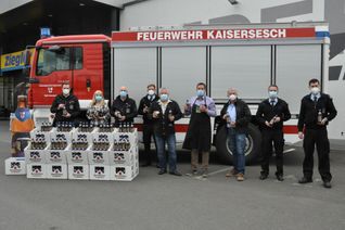 Stefan Ziegler von Edeka Ziegler und Feuerwehren der VG Kaisersesch präsentierten ihr eigenes Bier: das "Escher Löschbräu".