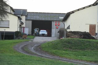 Ermittler auf dem Weg zum Haus von Peter Bleser in Brachtendorf. Foto: Walz