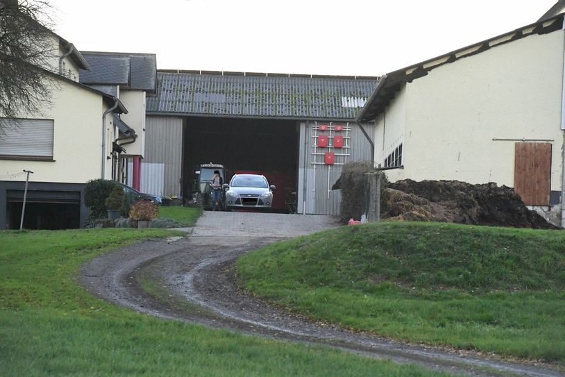 Ermittler auf dem Weg zum Haus von Peter Bleser in Brachtendorf. Foto: Walz