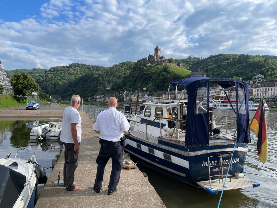 Nach einem Schiffsunfall in Cochem ermittelt die Wasserschutzpolizei. Fotos: M. Zender