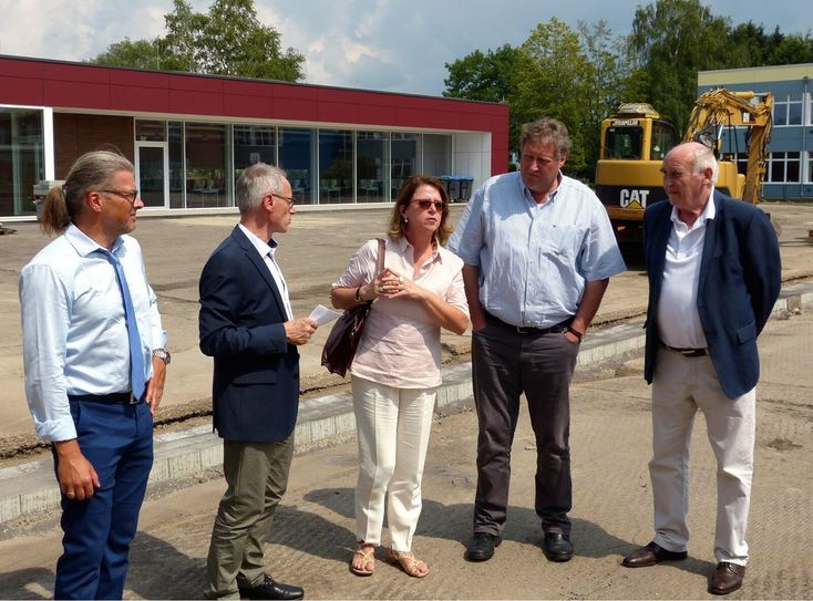 Auf Stippvisite in Simmerath: Die Landtagsabgeordnete Ulla Thönnessen ließ sich von Bürgermeister Karl-Heinz Hermanns an der Sekundarschule über die Investitionen der Gemeinde informieren. Foto: Hoffmann