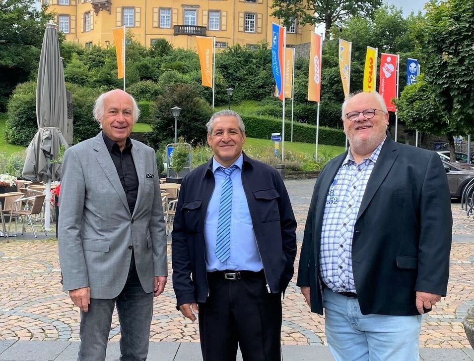 Bürgermeister Bernard Mauel mit Django Reinhardt und dessen Manager Udo Kamp. Foto: Stadt Mayen
