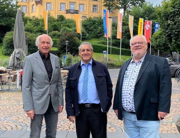 Bürgermeister Bernard Mauel mit Django Reinhardt und dessen Manager Udo Kamp. Foto: Stadt Mayen