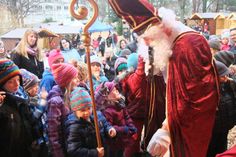 Am 2. Adventwochenende verwandelt sich der Stadtpark in Hermeskeil wieder in ein buntes Lichtermeer. Der Nikolaus wird auch in diesem Jahr wieder vorbeischauen. Foto: Archiv Fischer