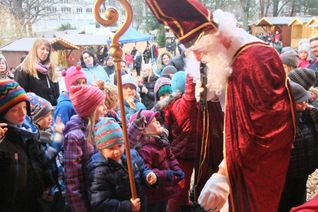 Am 2. Adventwochenende verwandelt sich der Stadtpark in Hermeskeil wieder in ein buntes Lichtermeer. Der Nikolaus wird auch in diesem Jahr wieder vorbeischauen. Foto: Archiv Fischer