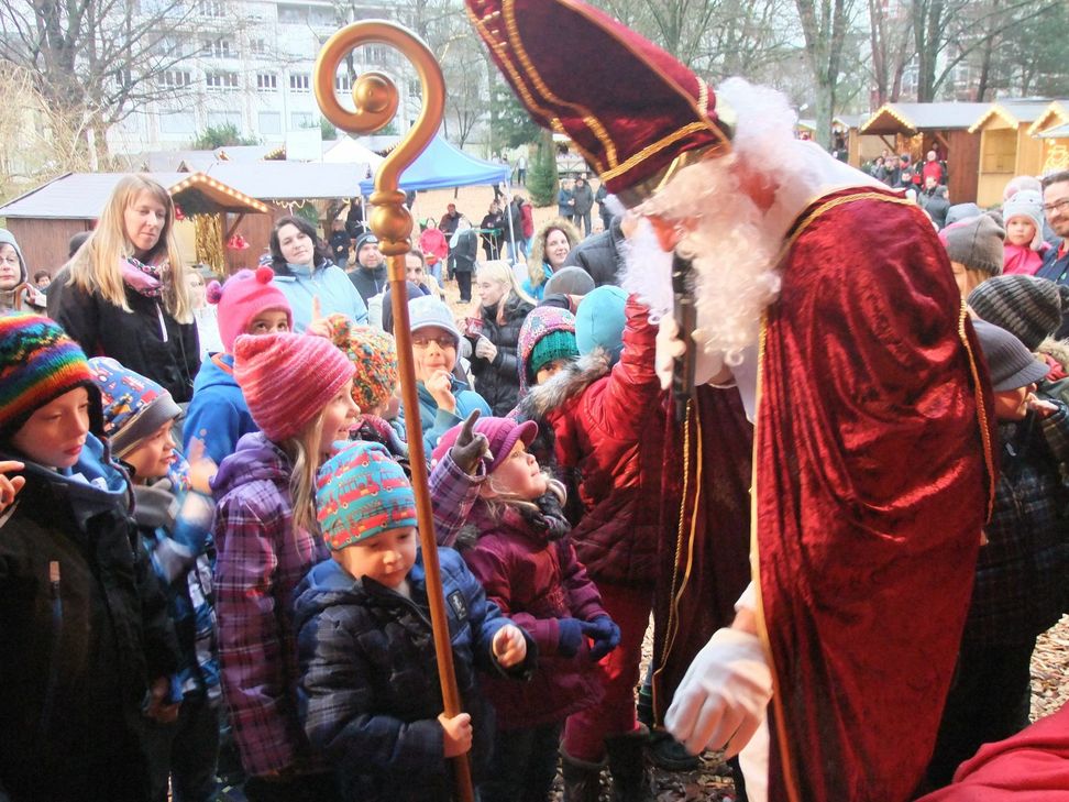 Am 2. Adventwochenende verwandelt sich der Stadtpark in Hermeskeil wieder in ein buntes Lichtermeer. Der Nikolaus wird auch in diesem Jahr wieder vorbeischauen. Foto: Archiv Fischer