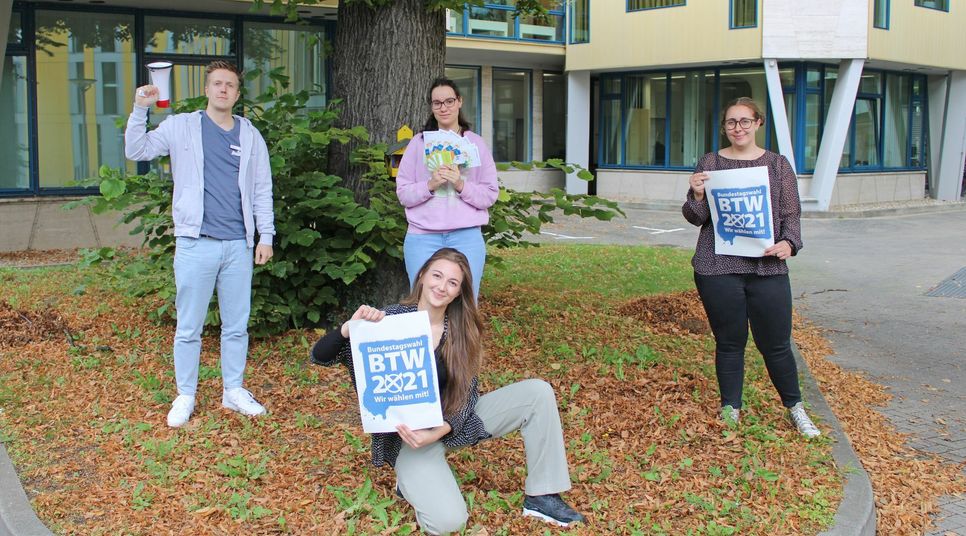 Mit vielen Aktionen informiert die Koordinierungsstelle Jugendpartizipation junge Menschen jetzt rund um die Bundestagswahl (v.l.): Oliver Scheuffler, Ines Alberding; Maren Idries und Dörthe Hofman.