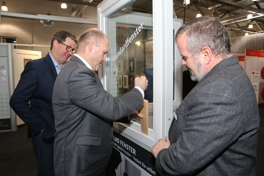 Bürgermeister Friedrich Marx (Mitte) eröffnete mit Messeleiter Kai-Uwe Hille (links) die Baumesse. Foto: Peters