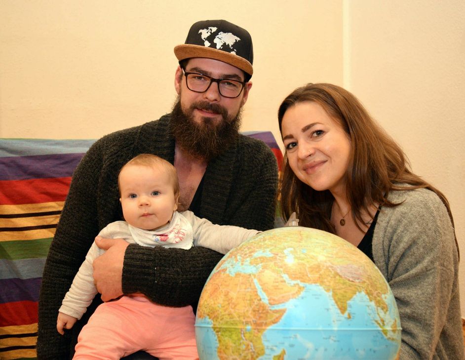 Die »Hammock Family«, bestehend aus Josephine, Julian und der kleinen Nidia, startet am Freitag ihre 17-monatige »Weltreise mit Baby«.  Foto: Scholl