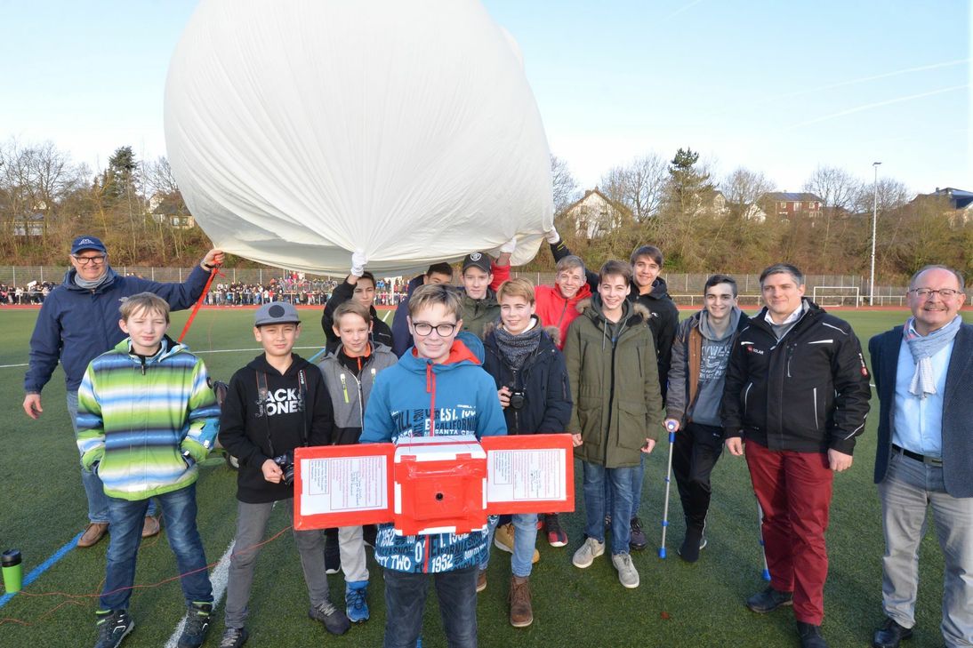 Zufriedene Gesichter: Die Schüler des Projektes an der Kurfürst-Balduin-Realschule Kaiseresch mit Lehrer Thomas Schmitz (links) und Schulleiter Hans-Jürgen Schmitz (rechts). Fotos Zender