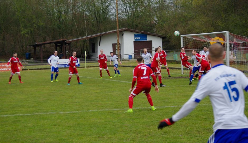 In der ersten Halbzeit machte Karbach Druck, Pfeddersheim verteidigte fast mit dem gesamten Team. Yannick Rinker (15) erzielte später den 1:1-Ausgleich. Foto: Arno Boes