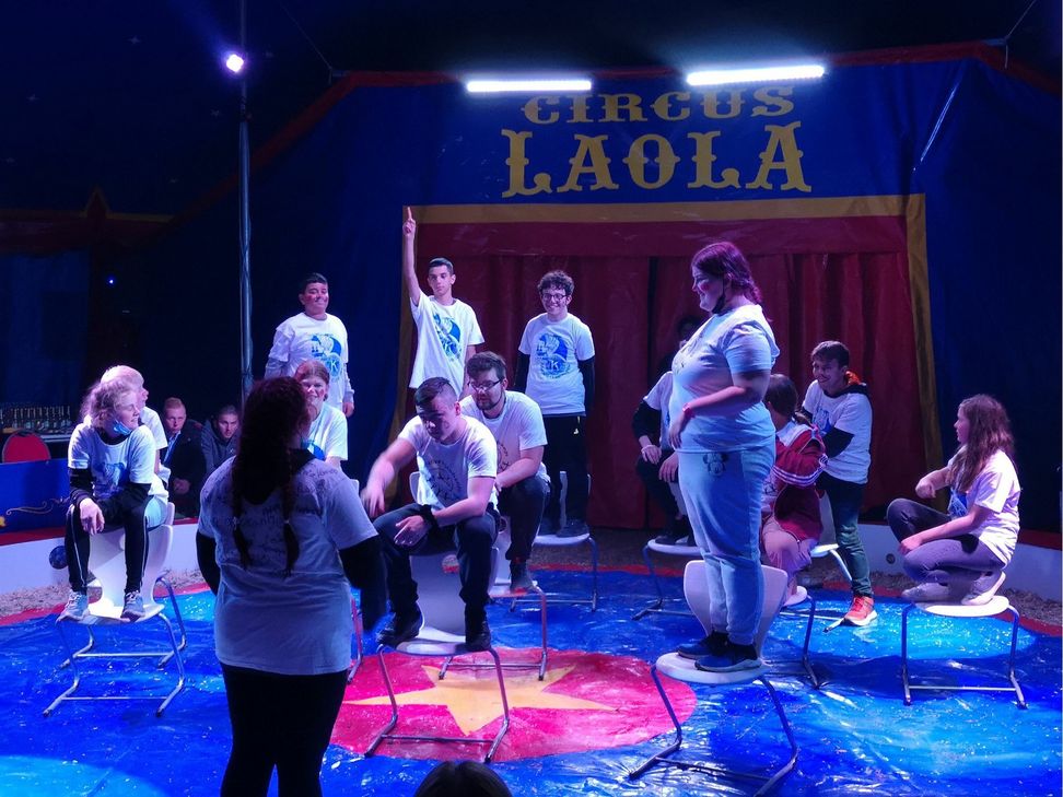 Ursprünglich schon Ostern 2020 geplant und mehrmals verschoben, konnte nun unter Einhaltung eines umfassenden Hygienekonzeptes das Erste Integrative Zirkus-Jugendcamp stattfinden. Rund 50 Jugendliche im Alter ab 14 Jahren haben teilgenommen. Foto: Hoffmann