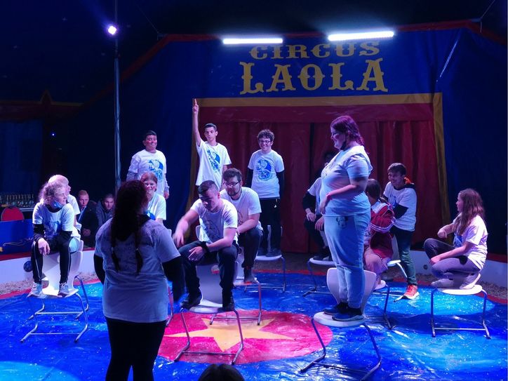 Ursprünglich schon Ostern 2020 geplant und mehrmals verschoben, konnte nun unter Einhaltung eines umfassenden Hygienekonzeptes das Erste Integrative Zirkus-Jugendcamp stattfinden. Rund 50 Jugendliche im Alter ab 14 Jahren haben teilgenommen. Foto: Hoffmann