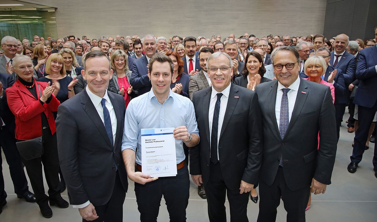 Beim Neujahrsempfang der Handwerkskammer Koblenz gab es eine Deutschland-Premiere: Aus Händen von Wirtschaftsminister Volker Wissing (links) und (von rechts) HwK-Hauptgeschäftsführer Ralf Hellrich sowie Präsident Kurt Krautscheid erhielt der frisch gebackene Feinwerkmechanikermeister Thomas Diedert den ersten Handwerksmeisterbrief mit der Zusatzbezeichnung Bachelor Professional. (Fotos: HwK/Michael Jordan)