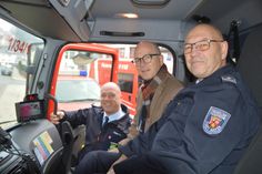Oberbürgermeister Dirk Meid, Wehrleiter Andreas Faber und sein Stellvertreter Uli Walsdorf (rechts) begutachteten das neue Abbiegesystem.