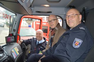 Oberbürgermeister Dirk Meid, Wehrleiter Andreas Faber und sein Stellvertreter Uli Walsdorf (rechts) begutachteten das neue Abbiegesystem.