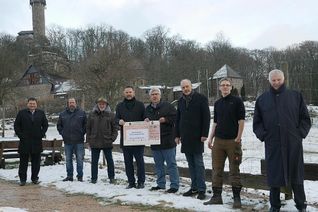 V.l.: Dir. Torsten Rothfuchs (KSK), Wolfgang Welker (AC Antestal), Reiner Mildenberger (OG Mackenrodt), Oliver Schuff (KSK), VG-Bgm. Uwe Weber, Klaus Görg (Hunsrückverein),), Klaus Görg (Hunsrückverein), Florian Koch (Wildfreigehege), Dir. Thomas Späth (KSK). Foto: Leonhard Stibitz