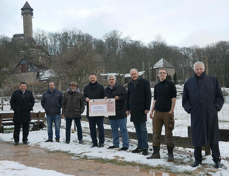V.l.: Dir. Torsten Rothfuchs (KSK), Wolfgang Welker (AC Antestal), Reiner Mildenberger (OG Mackenrodt), Oliver Schuff (KSK), VG-Bgm. Uwe Weber, Klaus Görg (Hunsrückverein),), Klaus Görg (Hunsrückverein), Florian Koch (Wildfreigehege), Dir. Thomas Späth (KSK). Foto: Leonhard Stibitz