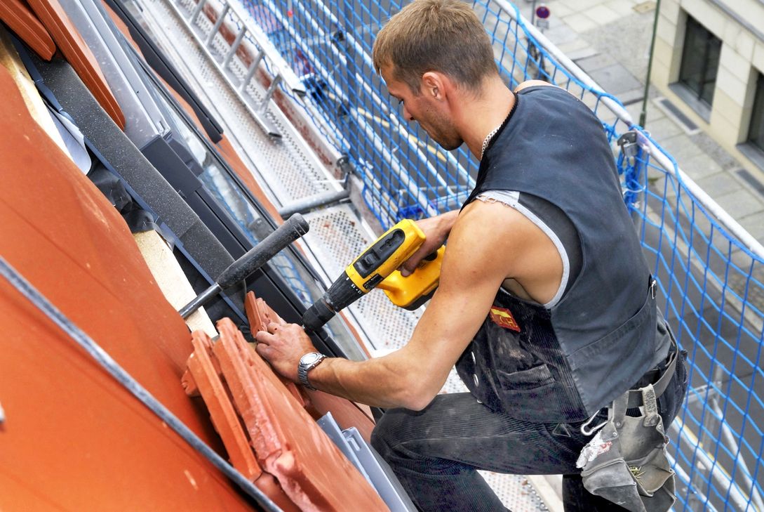 Vorsicht, nicht jeder, der vorgibt ein Dachdecker zu sein, meint es auch ehrlich. Foto: Archiv