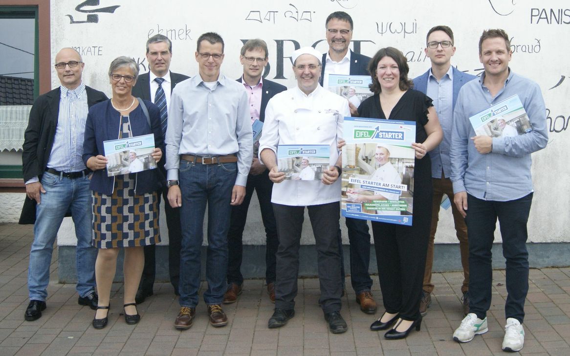 In Dockweiler bei der Bäckerei Johann Utters und Sohn stellte die WFG zusammen mit den Betrieben die erste Ausgabe des »Eifel Starter« vor. Foto: Woltmann