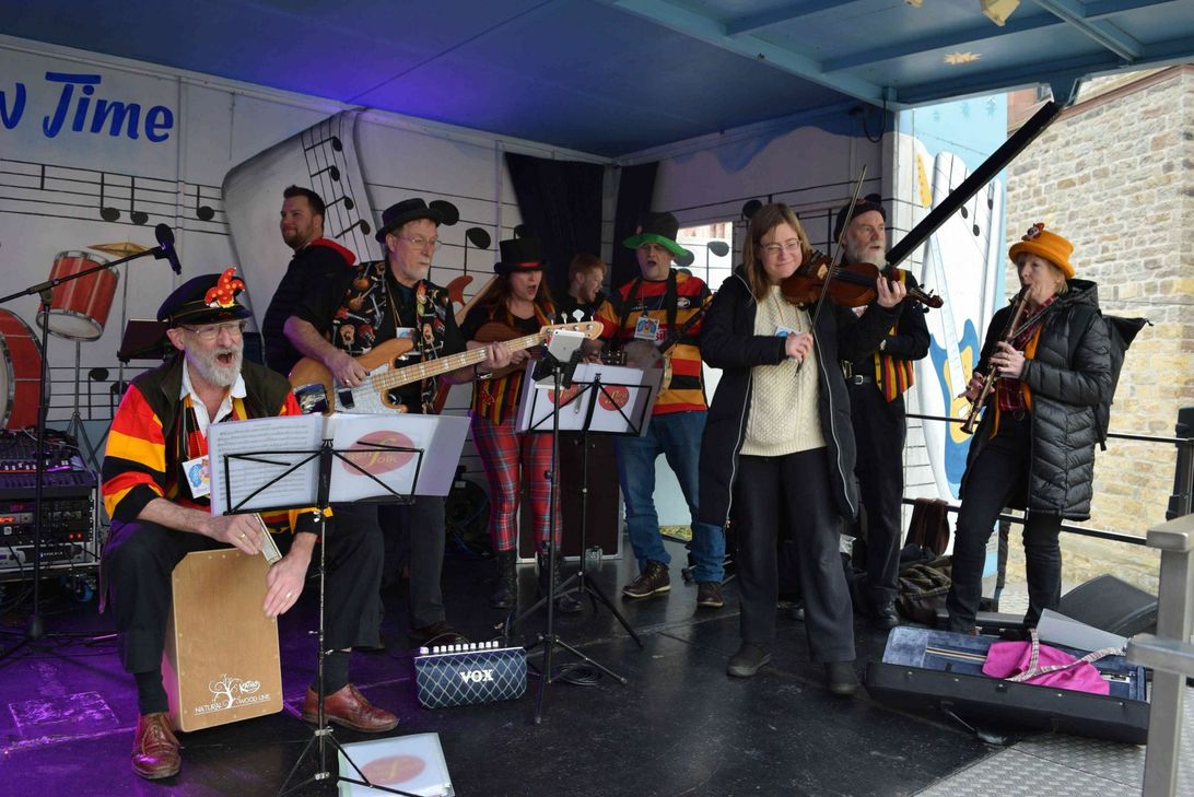 Die Band "Ashford Folk" aus der Parnergemeinde in Großbritannien stimmte mit "Viva Colonia" auf das Programm ein. Foto: Scholl