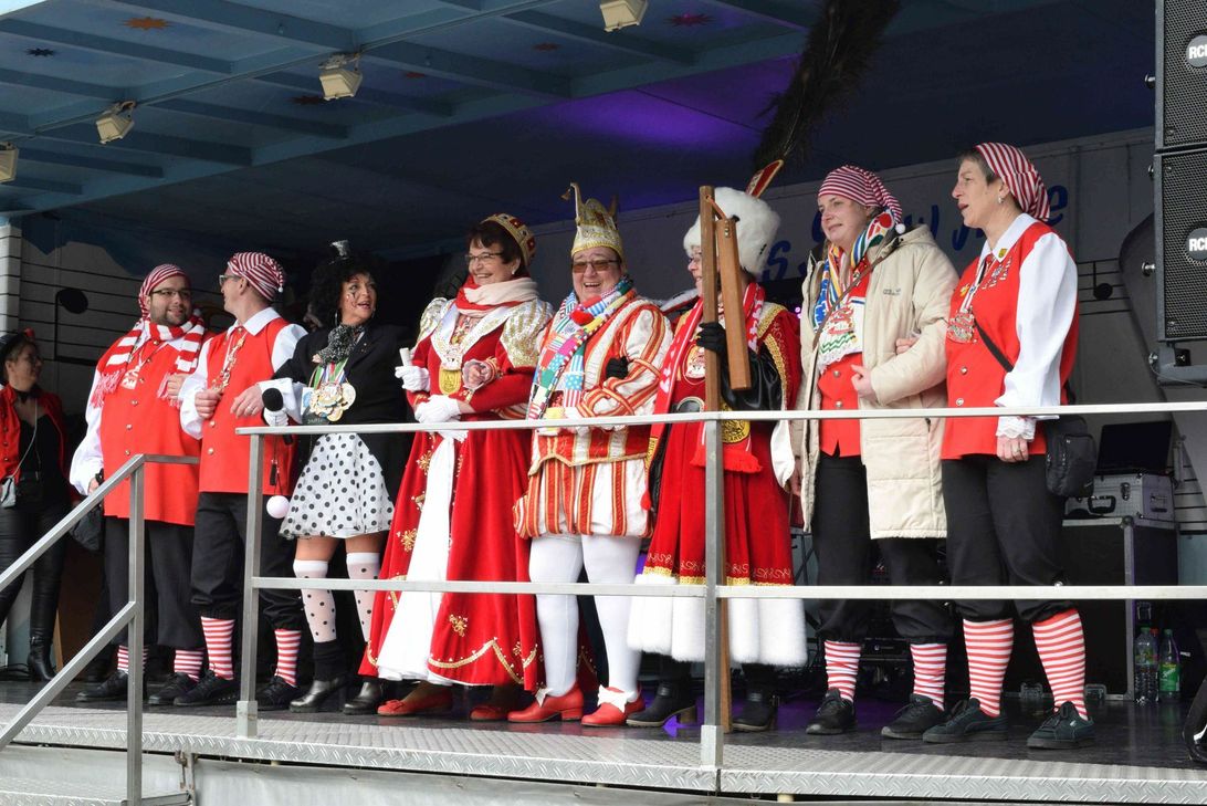 Als Gäste begrüßte Sabine Preiser-Marian unter anderem das Dreigestirn aus Arloff-Kirspenich Prinz Silvia II. (Roggendorf) Bauer Monika I. (Esser) und Jungfrau Marianne 1. (Breuer). Foto: Scholl