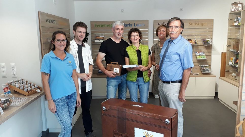 Von links: Sarah Schote (Fachkraft Tourist-Info Maria Laach); Alexander Rüber ("Hotel Hansa" Mendig); Ehepaar Runge-Schulze; Sarah Radermacher (Zweckverband Ferienregion Laacher See); Klaus Bell (Vorsitzender Zweckverband Ferienregion Laacher See).