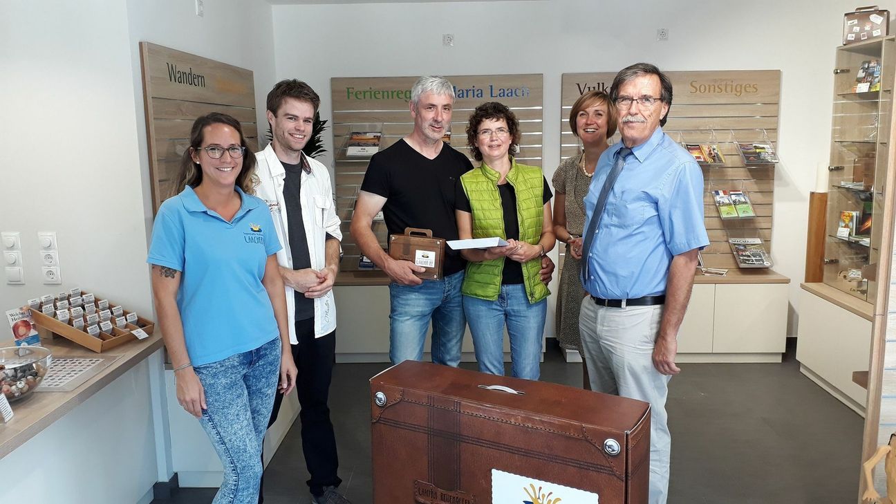 Von links: Sarah Schote (Fachkraft Tourist-Info Maria Laach); Alexander Rüber ("Hotel Hansa" Mendig); Ehepaar Runge-Schulze; Sarah Radermacher (Zweckverband Ferienregion Laacher See); Klaus Bell (Vorsitzender Zweckverband Ferienregion Laacher See).