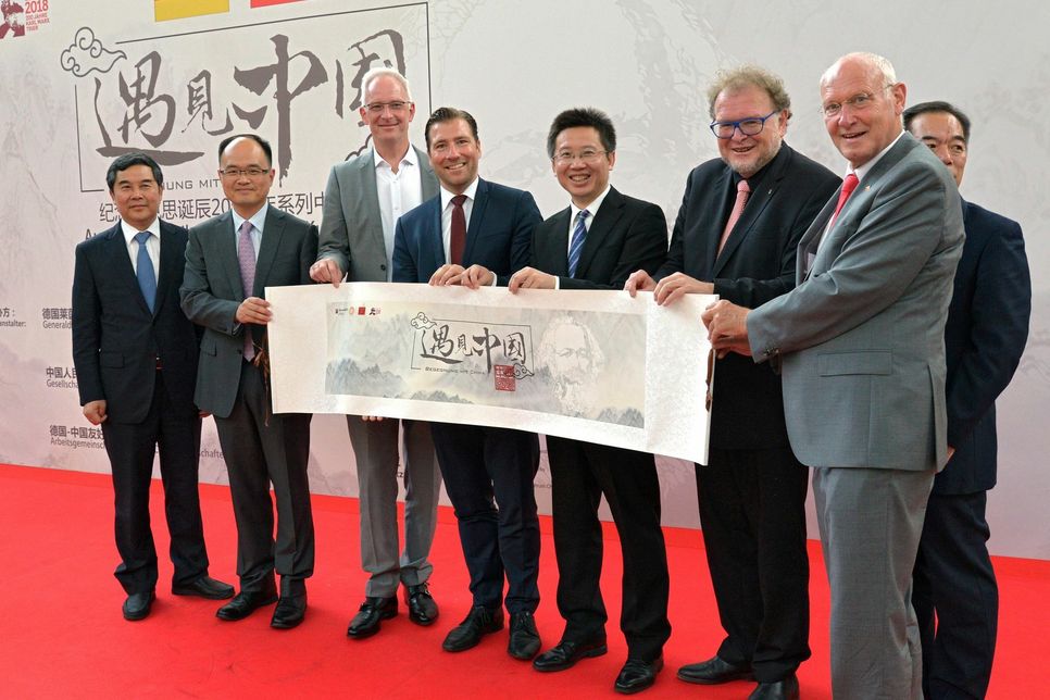 Vertreter des Landes Rheinland-Pfalz sowie der Stadt Trier begrüßen die chinesische Delegation und den Präsidenten der Arbeitsgemeinschaft Deutscher China-Gesellschaften. Foto: GDKE/RLM/Thomas Zühmer
