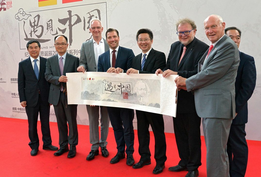 Vertreter des Landes Rheinland-Pfalz sowie der Stadt Trier begrüßen die chinesische Delegation und den Präsidenten der Arbeitsgemeinschaft Deutscher China-Gesellschaften. Foto: GDKE/RLM/Thomas Zühmer