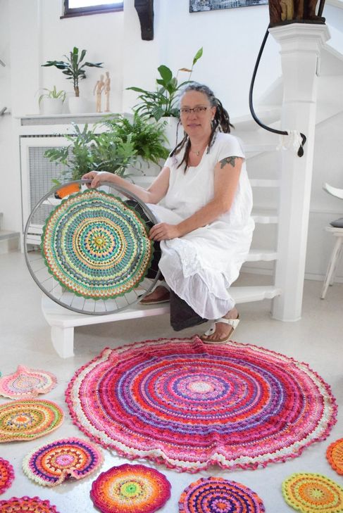 Textilkünstlerin Martina Unterharnscheidt sucht für ihr Projekt »100 Mandalas, 100 Orte, 100 Menschen« Münstereifeler, die sich beteiligen. Foto: Breuer
